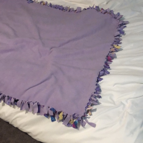 Disney Anna and Elsa Frozen Fleece Throw Blanket - Picture 2 of 2